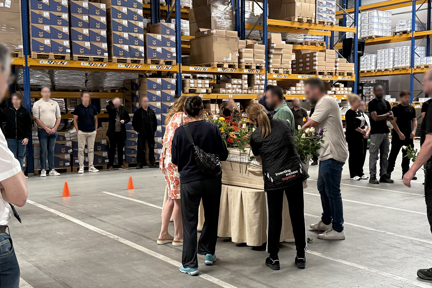 Uitvaart op de werkplek: afscheid tussen de stellingen